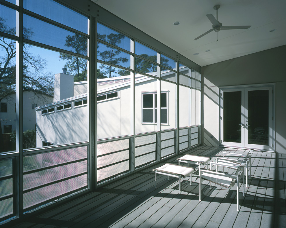 Foto di un portico minimalista di medie dimensioni e dietro casa con un portico chiuso, pedane e un tetto a sbalzo