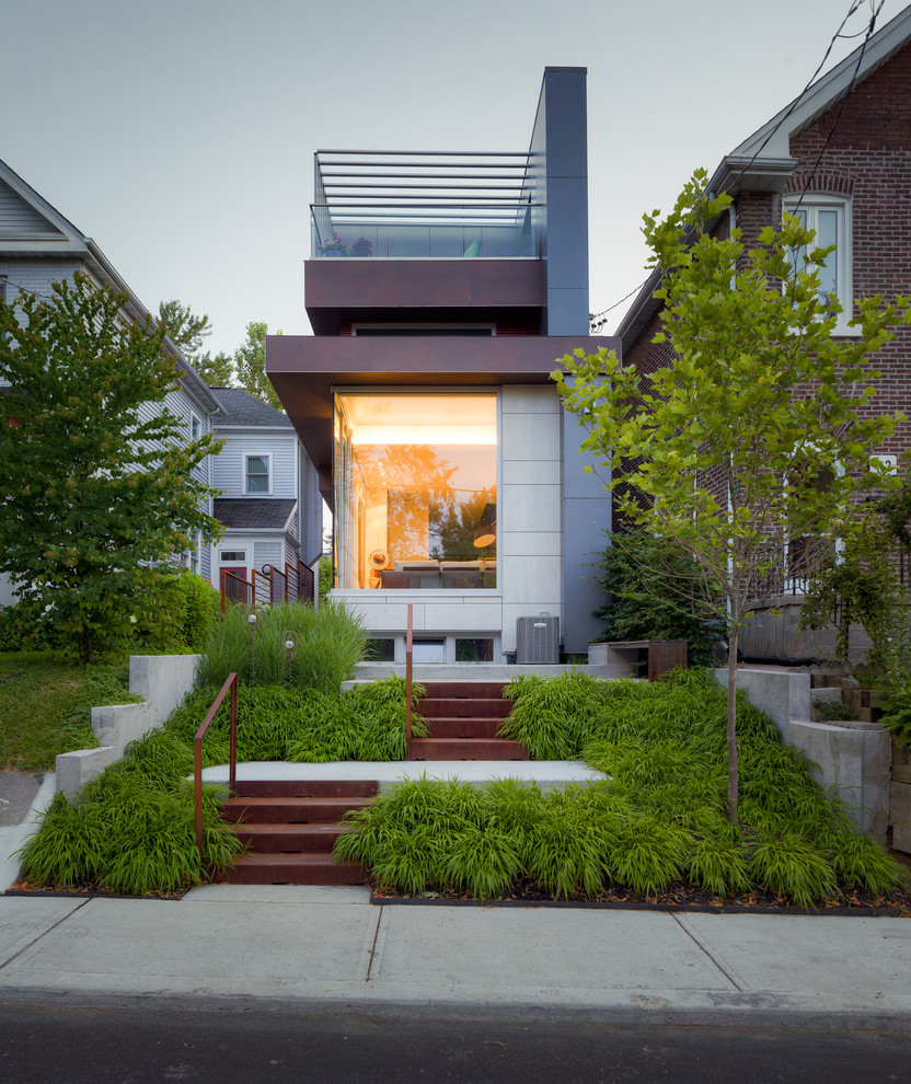 Design ideas for a modern veranda in Toronto.