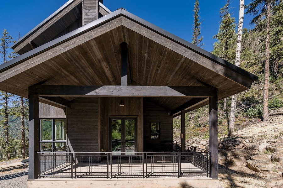 Exemple d'un porche d'entrée de maison latéral montagne avec une extension de toiture.