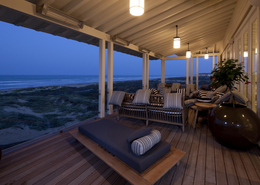 Idée de décoration pour un porche d'entrée de maison asiatique avec une terrasse en bois et une extension de toiture.