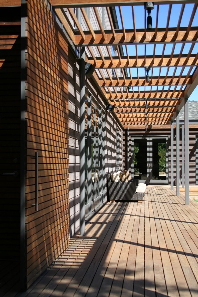 Inredning av en modern veranda, med trädäck