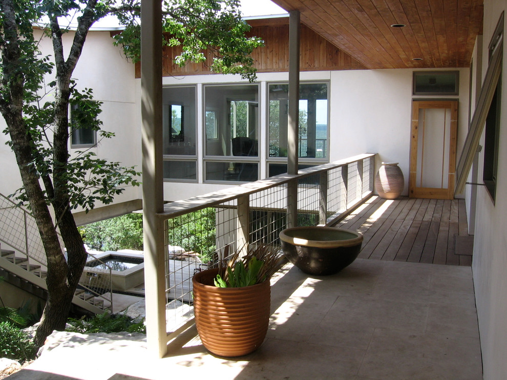 Exempel på en modern veranda, med takförlängning
