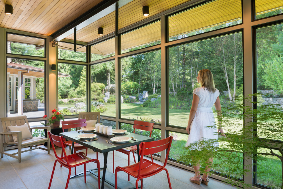 Ejemplo de terraza moderna de tamaño medio en patio trasero y anexo de casas con adoquines de piedra natural
