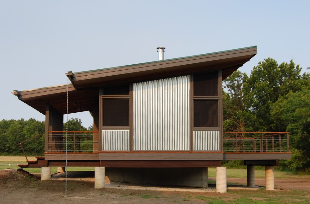 Idee per un ampio portico minimal nel cortile laterale con un portico chiuso, piastrelle e un tetto a sbalzo