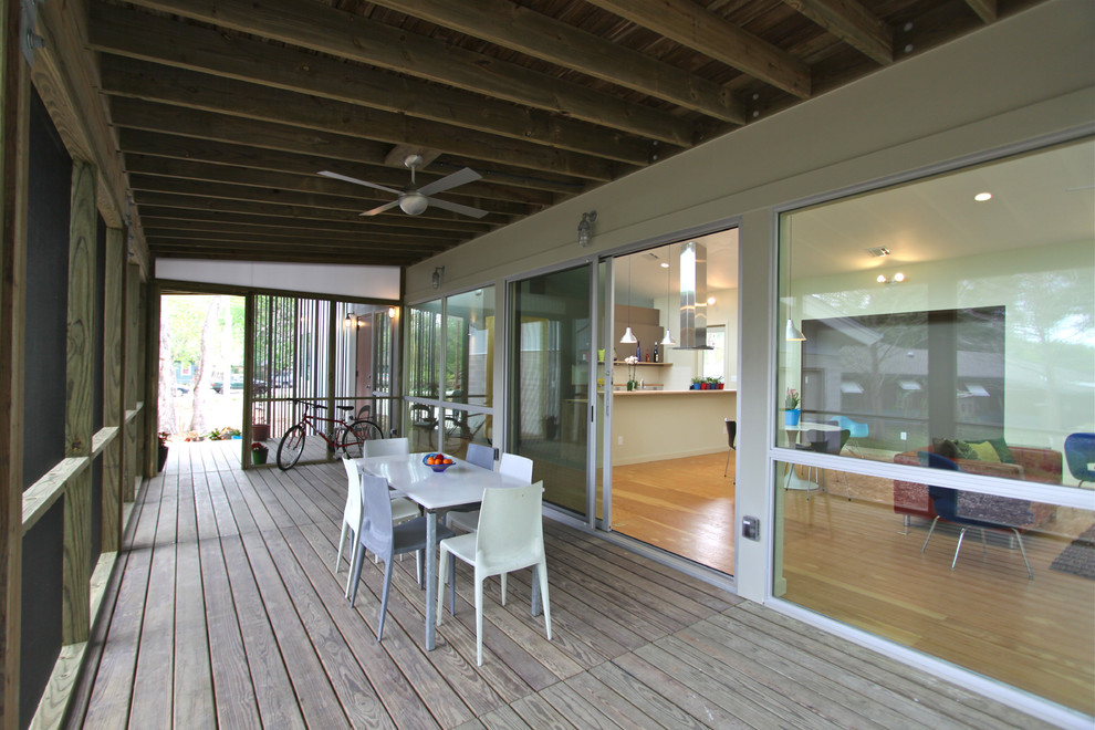 Design ideas for a modern veranda in Houston with decking.