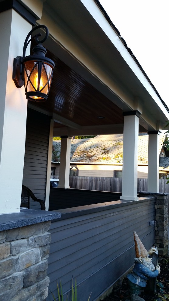 Foto di un portico american style di medie dimensioni e davanti casa con un tetto a sbalzo