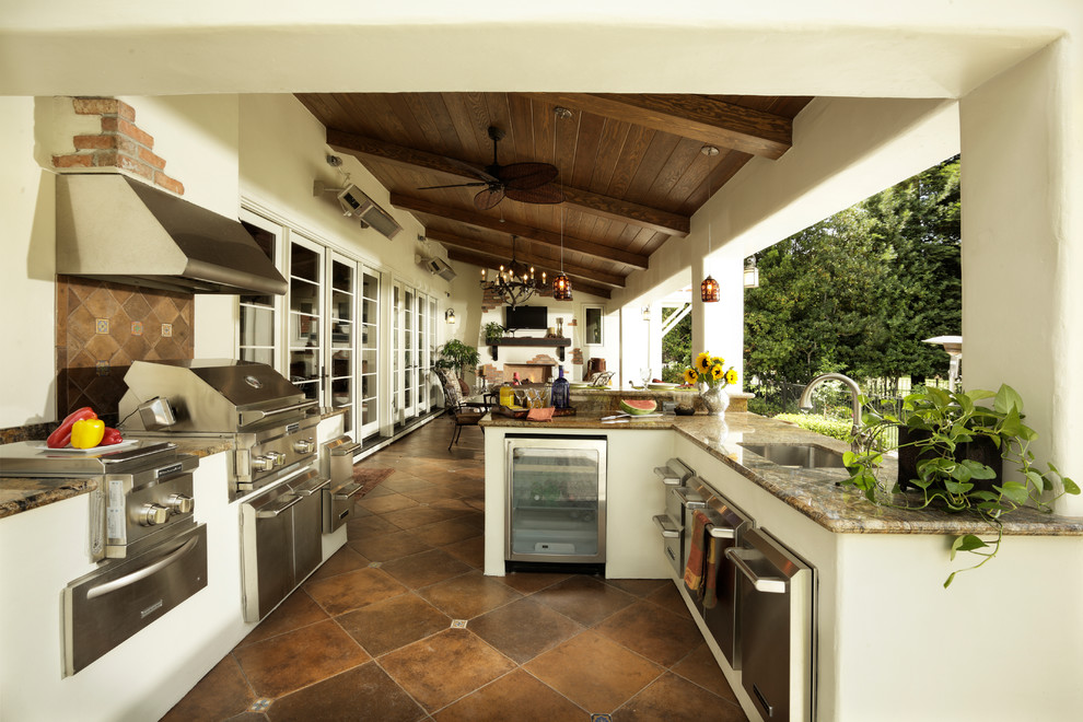 Свежая идея для дизайна: большая веранда на заднем дворе в классическом стиле с летней кухней, навесом и покрытием из плитки - отличное фото интерьера