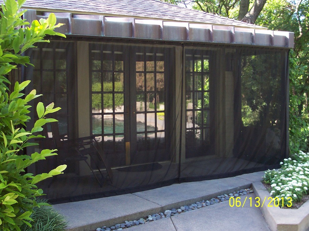 This is an example of a traditional porch design in Dallas.