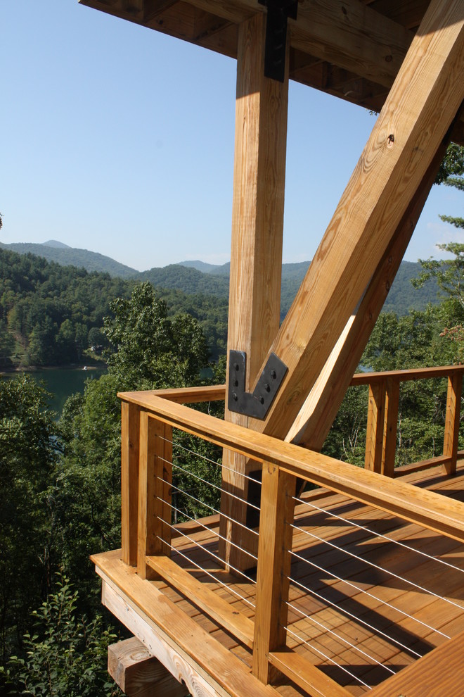 Idées déco pour un grand porche d'entrée de maison latéral éclectique avec une terrasse en bois.