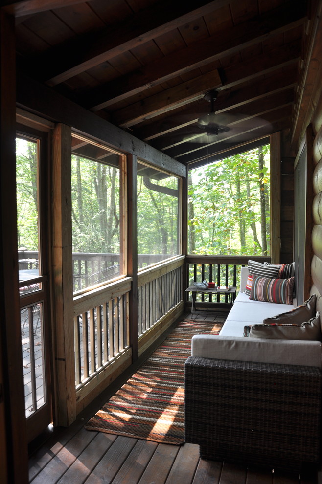 Aménagement d'un petit porche d'entrée de maison montagne avec une moustiquaire, une extension de toiture et une terrasse en bois.