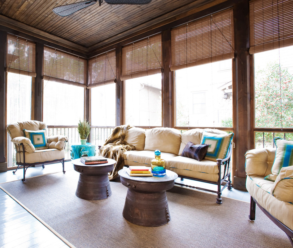 Imagen de terraza tropical grande en anexo de casas y patio lateral con entablado