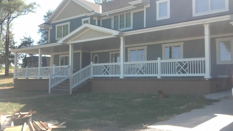 This is an example of a country veranda in Omaha.