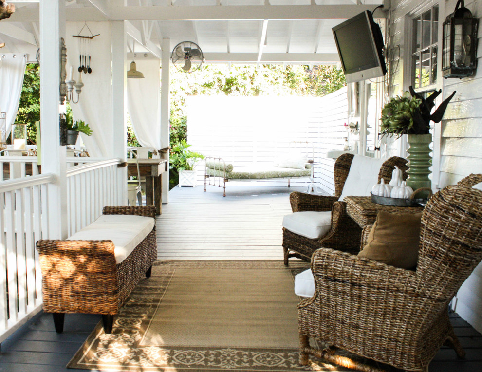 Foto på en eklektisk veranda, med trädäck