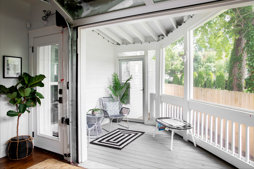 Idée de décoration pour un porche d'entrée de maison arrière champêtre avec une moustiquaire, une terrasse en bois, une extension de toiture et tous types de couvertures.