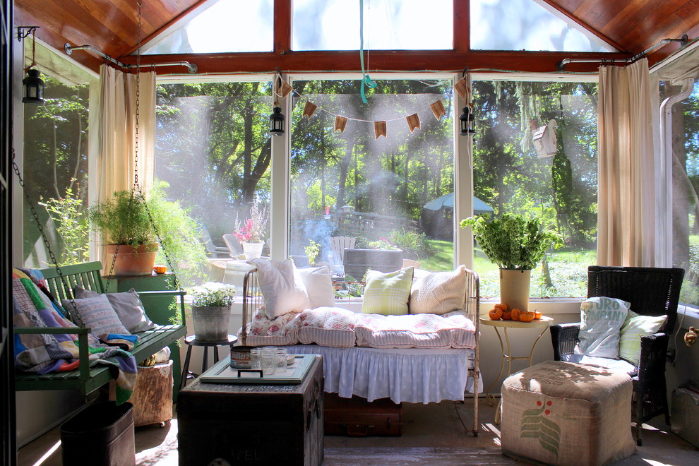 Cette photo montre un porche d'entrée de maison romantique avec une extension de toiture et une moustiquaire.