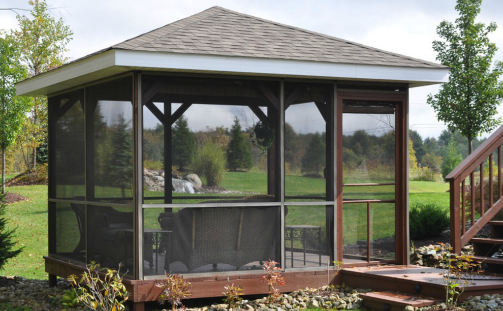 Aménagement d'un petit porche d'entrée de maison arrière campagne avec une moustiquaire et une extension de toiture.