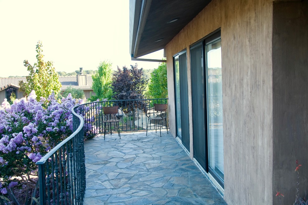 Mittelgroße, Überdachte Klassische Veranda hinter dem Haus mit Natursteinplatten in Sonstige