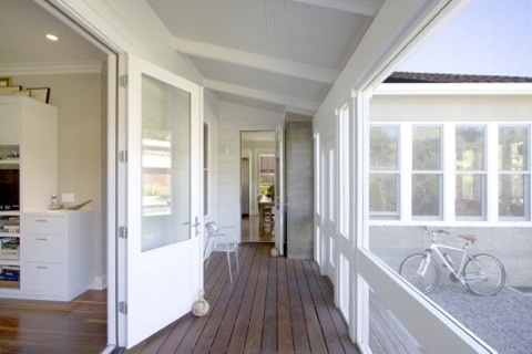 Idéer för mellanstora lantliga verandor framför huset, med trädäck och takförlängning