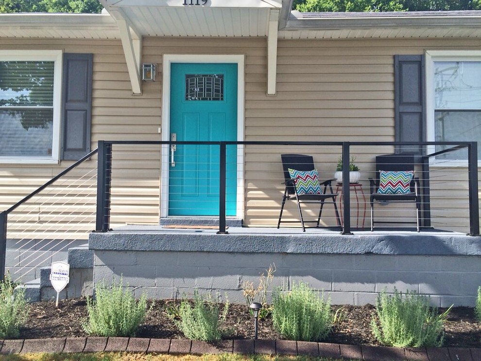 Immagine di un piccolo portico classico davanti casa con lastre di cemento