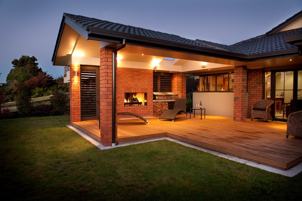 Idées déco pour un grand porche d'entrée de maison arrière contemporain avec une cuisine d'été, une terrasse en bois et une extension de toiture.