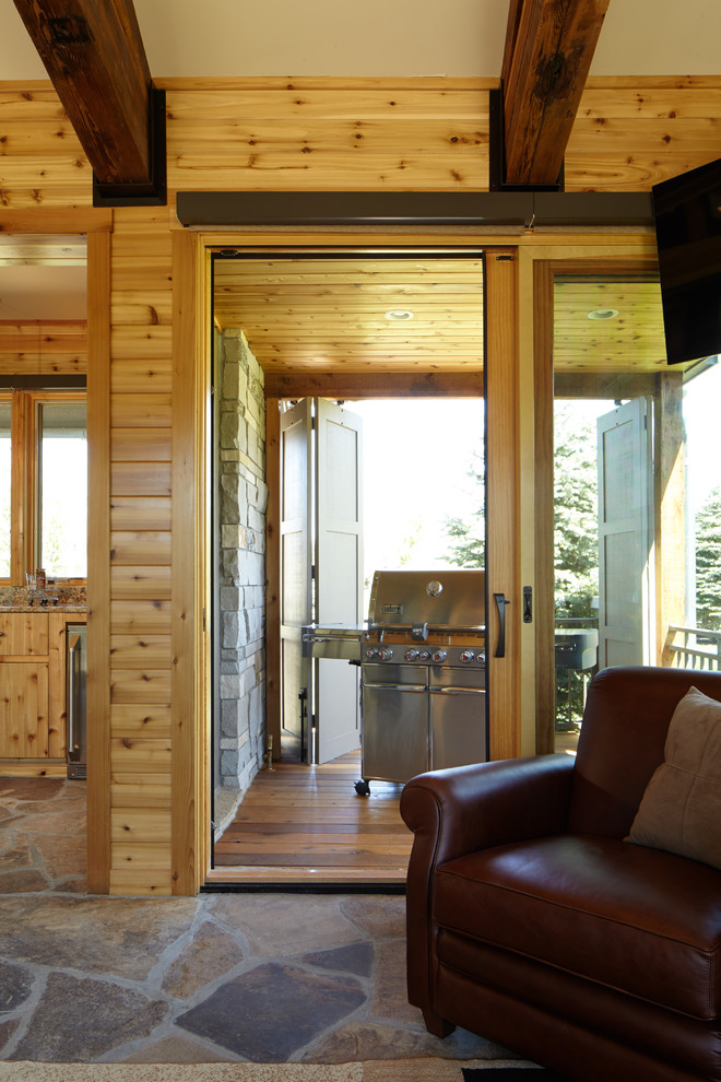 Inspiration pour un grand porche d'entrée de maison arrière traditionnel avec une cuisine d'été et des pavés en pierre naturelle.