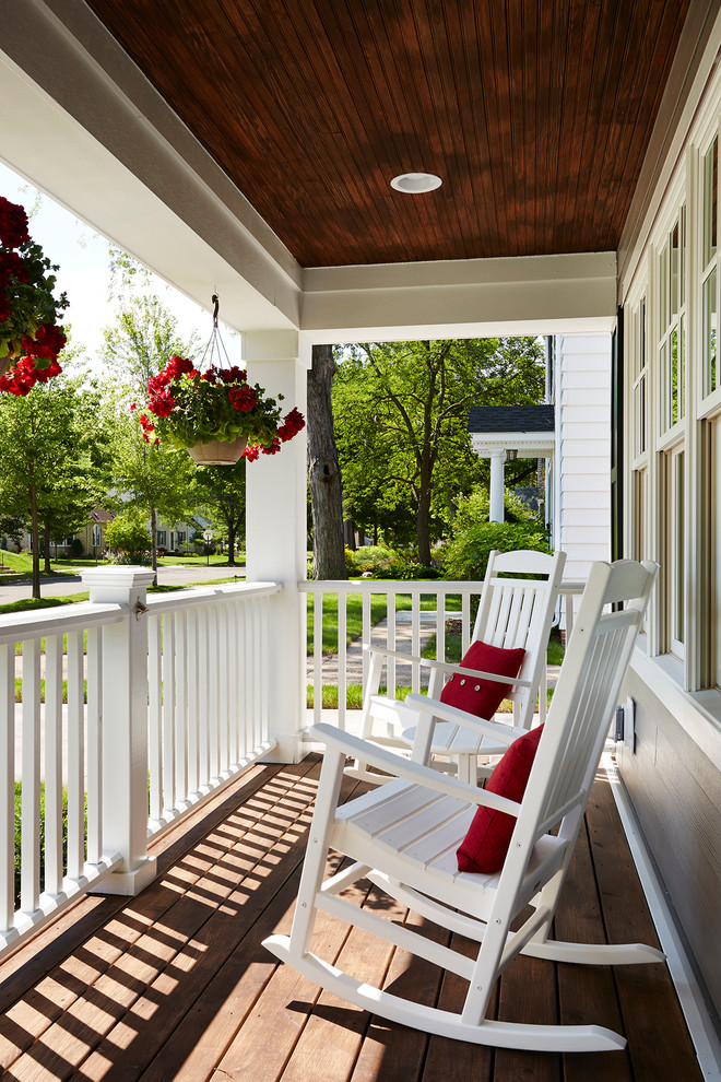 Idéer för mellanstora vintage verandor framför huset, med trädäck och takförlängning