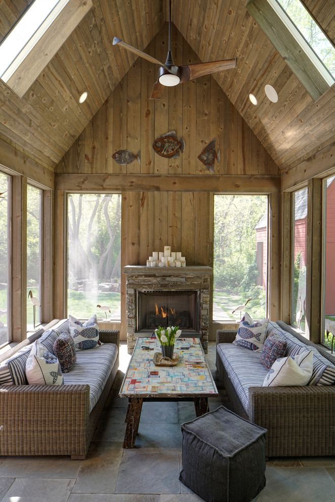 Modelo de porche cerrado campestre en anexo de casas con adoquines de piedra natural
