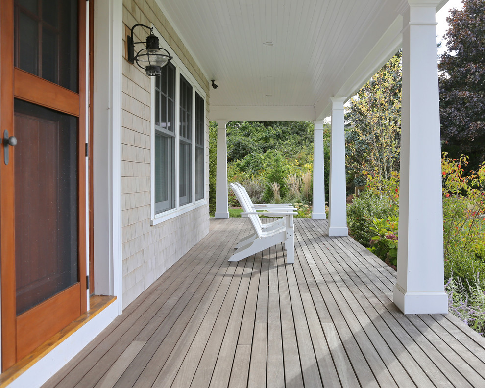 Réalisation d'un porche d'entrée de maison avant champêtre avec une terrasse en bois.
