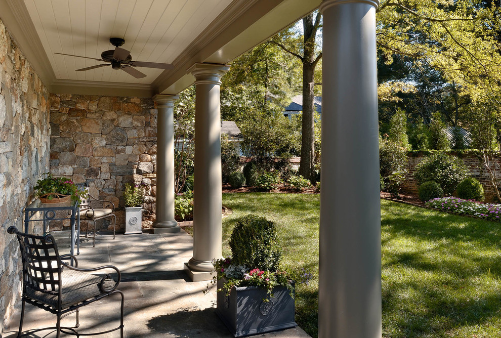 Источник вдохновения для домашнего уюта: большая веранда на боковом дворе в классическом стиле с фонтаном, покрытием из каменной брусчатки и навесом