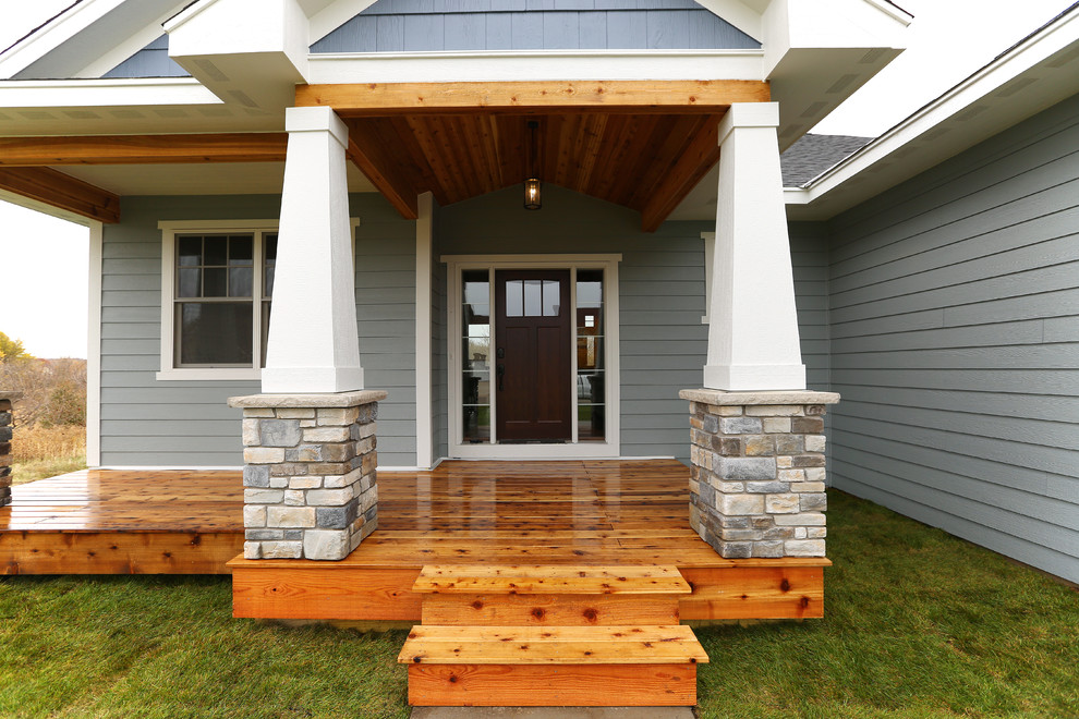 Esempio di un portico stile americano di medie dimensioni e davanti casa con pedane e un tetto a sbalzo