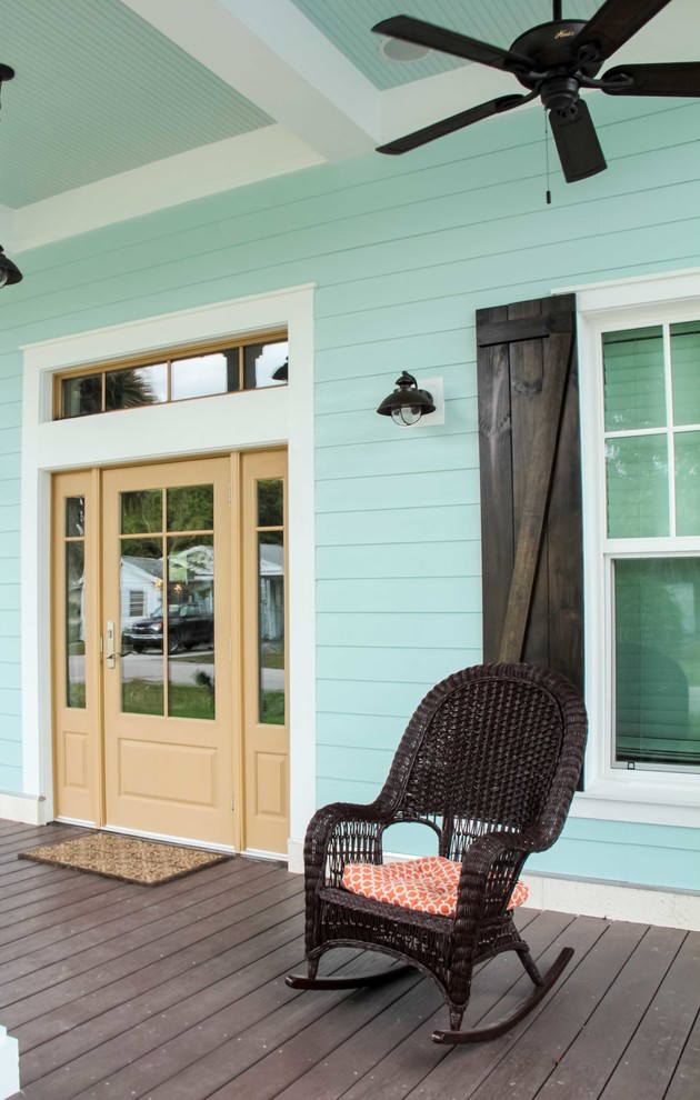 Inspiration pour un porche d'entrée de maison avant marin de taille moyenne avec une terrasse en bois et une extension de toiture.