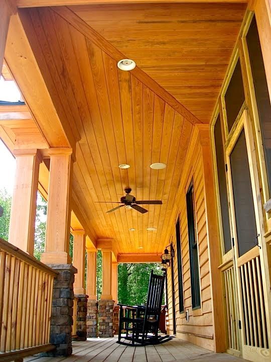 Inspiration för mellanstora moderna verandor framför huset, med trädäck och takförlängning