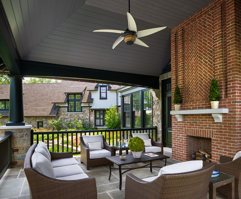 Aménagement d'un porche d'entrée de maison classique avec un foyer extérieur et une extension de toiture.