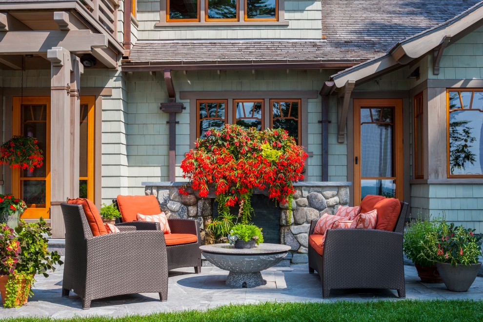 Diseño de terraza de estilo americano de tamaño medio en patio trasero con adoquines de piedra natural y brasero