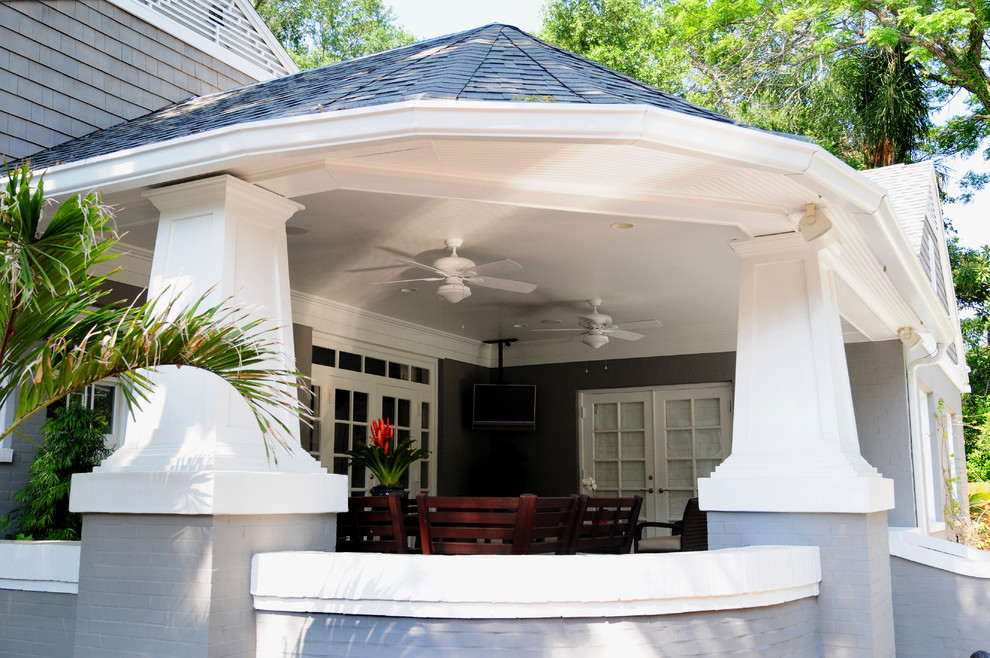 This is an example of a craftsman porch design in Tampa.