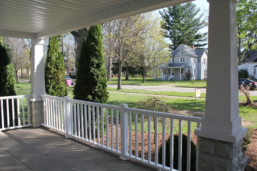Пример оригинального дизайна: большая веранда на переднем дворе в классическом стиле с покрытием из бетонных плит и навесом