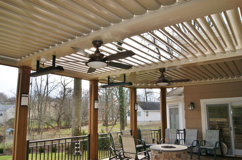 Exempel på en modern veranda på baksidan av huset, med en pergola
