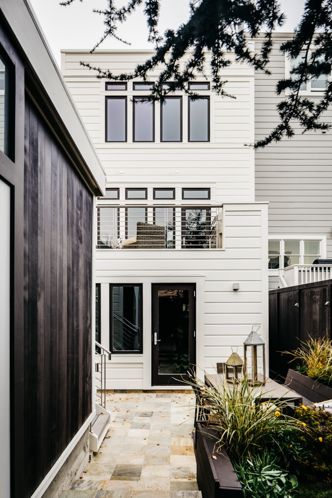 Diseño de terraza minimalista de tamaño medio en patio trasero con brasero y entablado