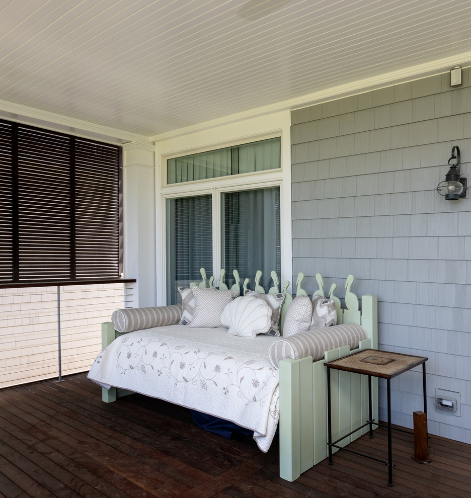 Idées déco pour un porche d'entrée de maison arrière classique de taille moyenne avec une moustiquaire, une terrasse en bois et une extension de toiture.