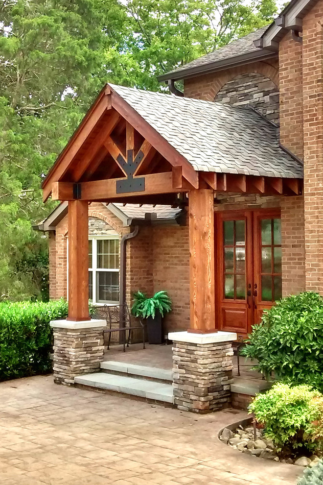 Inspiration pour un petit porche d'entrée de maison avant craftsman avec une extension de toiture.
