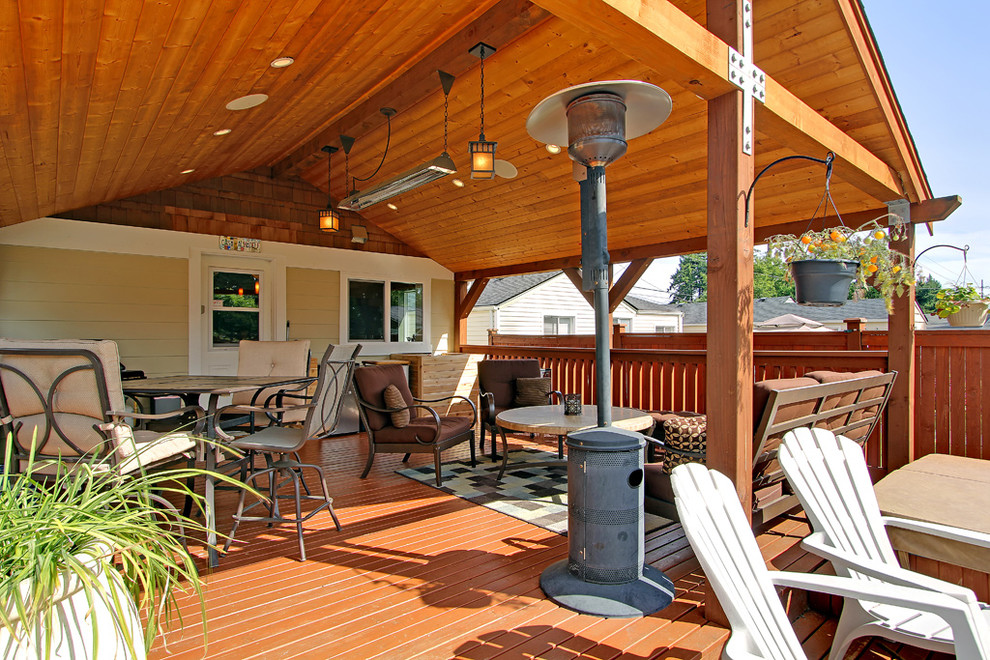 Cette image montre un porche d'entrée de maison traditionnel avec une terrasse en bois et une extension de toiture.