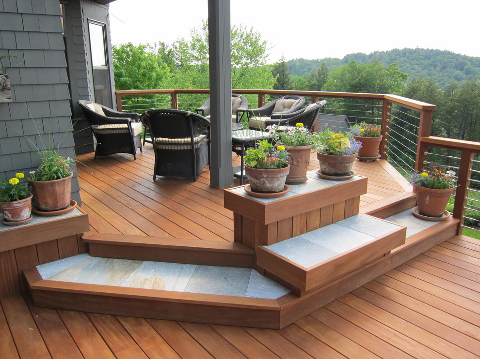 Inspiration pour un porche d'entrée de maison traditionnel avec une terrasse en bois et une extension de toiture.