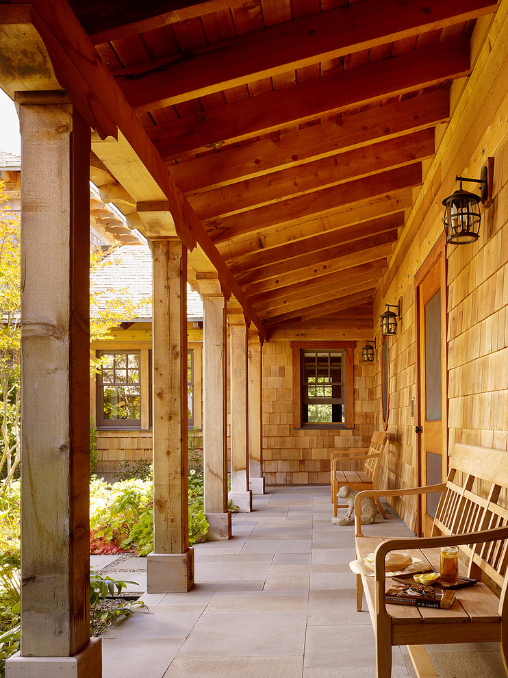 Cette image montre un porche d'entrée de maison traditionnel avec une extension de toiture.