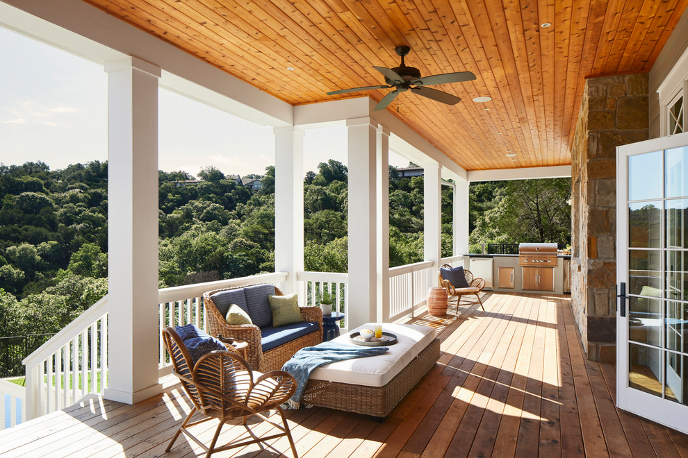 Inspiration pour un très grand porche d'entrée de maison arrière marin avec une extension de toiture et une terrasse en bois.