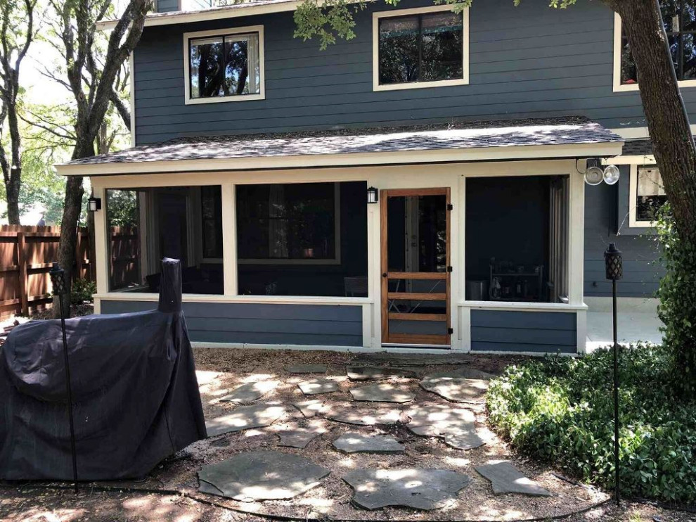 Cette image montre un porche d'entrée de maison rustique de taille moyenne avec une dalle de béton et une extension de toiture.