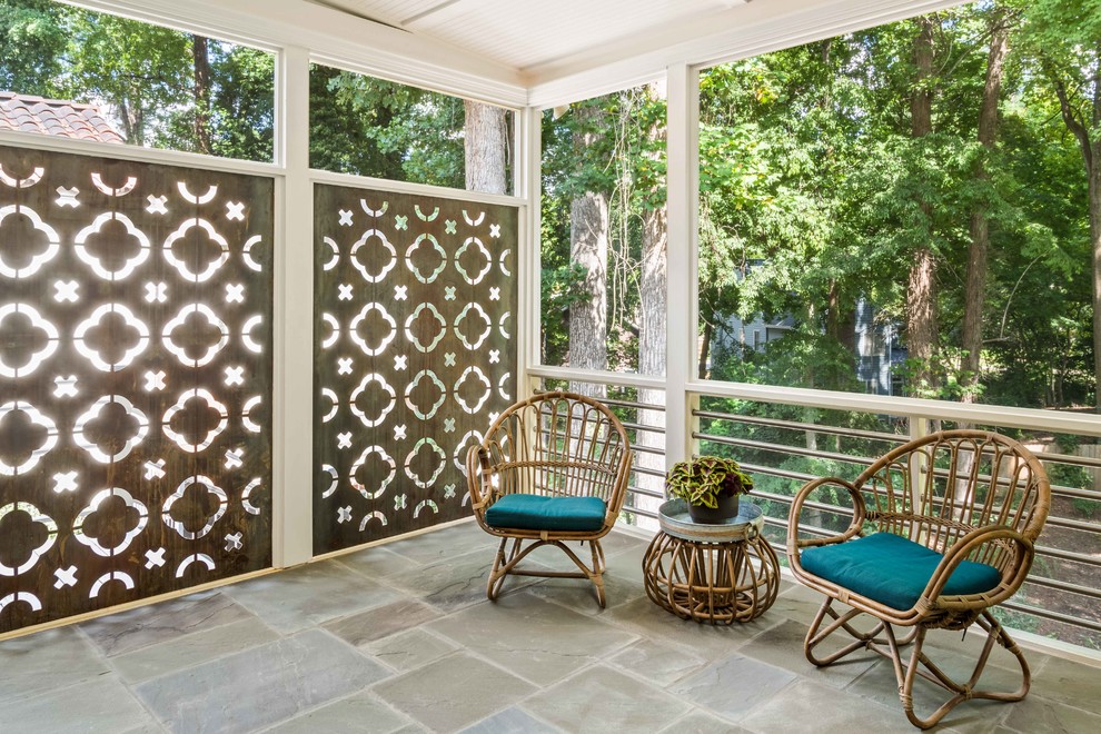 Idée de décoration pour un porche d'entrée de maison arrière méditerranéen de taille moyenne avec une moustiquaire, des pavés en pierre naturelle et une extension de toiture.