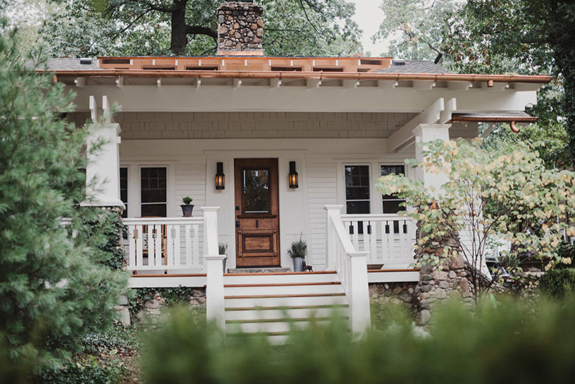Idee per un portico stile americano davanti casa e di medie dimensioni con un tetto a sbalzo e pedane