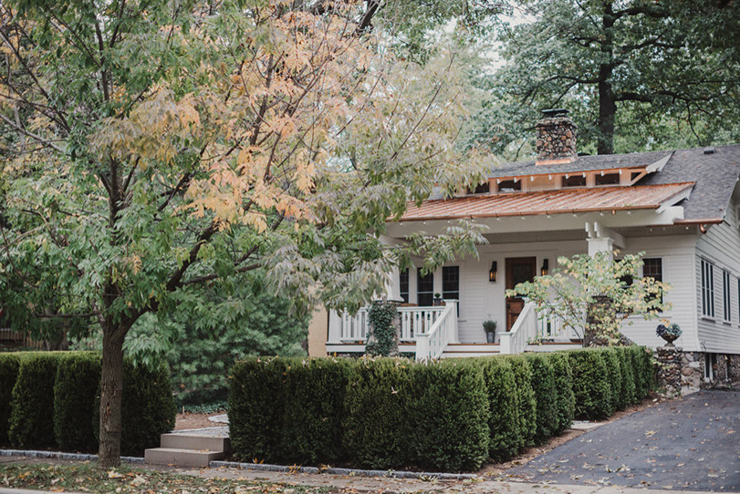 Esempio di un portico stile americano davanti casa e di medie dimensioni con un tetto a sbalzo e pedane