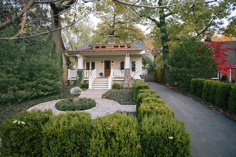 Immagine di un portico stile americano davanti casa e di medie dimensioni con un tetto a sbalzo e pedane
