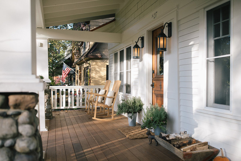 Inredning av en amerikansk mellanstor veranda framför huset, med takförlängning och trädäck